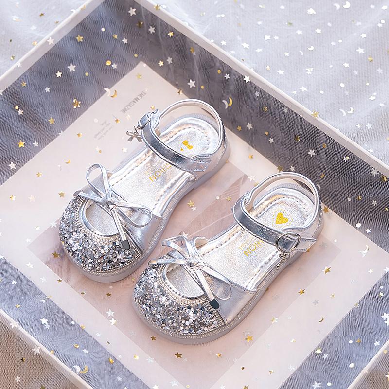 

Girls Half Sandals Toes Capped Kids Princess Shoes Shiny Sequins 2025 Summer New Children Beach Shoes Round Toes Simple Bows 23 серебряный