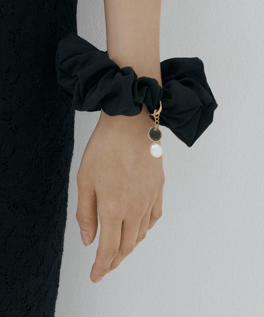 Lucir Zu Scrunchie + Detachable Pearl Charm Set (Black)