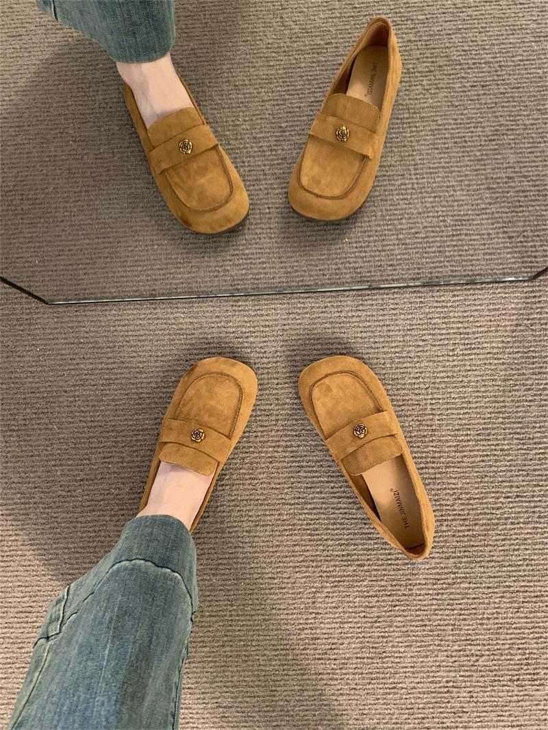 

Французские ретро замшевые лоферы женские 2025 маленький ароматный ветер металлическая пряжка квадратный носок туфли-бини на плоской подошве универсальные одинарные туфли 39