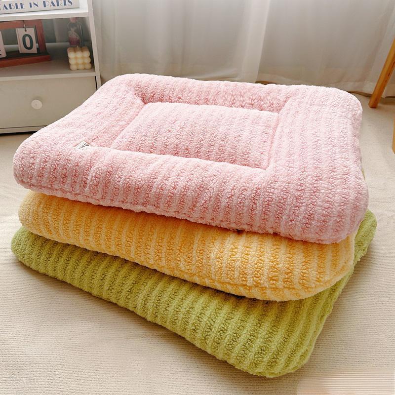 Universal Large Winter Plush Pet Bed Mat - Thick, Warm Sleeping Pad for Cats & Dogs