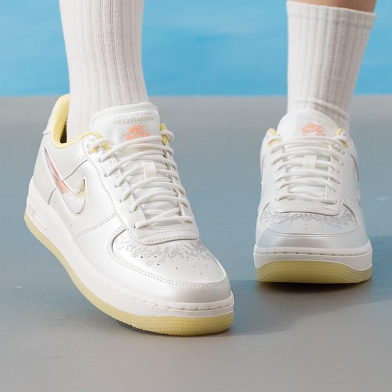 Nike Women s Force 1 Low-Top Sneakers US 7
