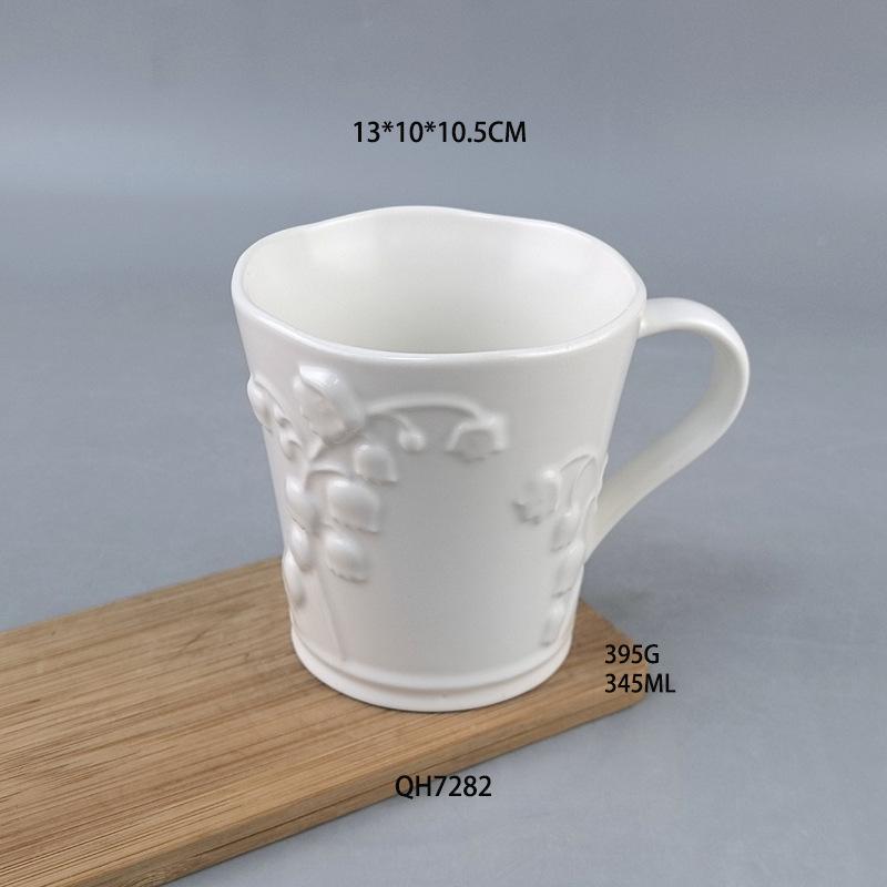 

Простая белая чашка для воды с тисненым цветком ландыша, креативная керамическая кружка средней температуры, элегантная офисная кофейная чашка 301-400ml