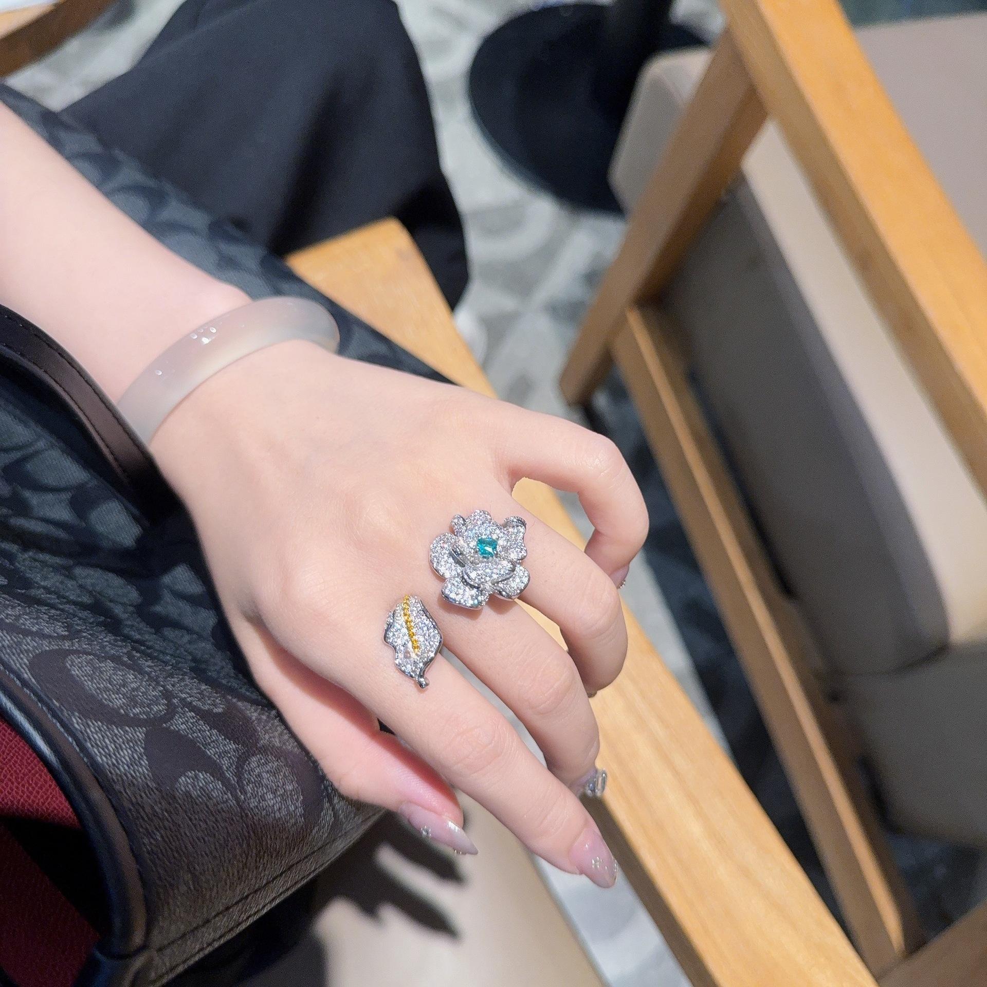 

Caibao Кольцо с цветком и листом высокого класса Женское Дизайн в стиле легкой роскоши Благородное и Преувеличенное Темпераментное Ювелирное изделие Opening adjustable