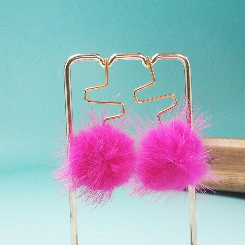 

A pair of cute furballs, fashionable stud earrings, atmospheric, retro, elegant, simple autumn and winter models темно-рожевого кольору