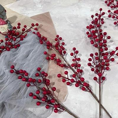 Dekorativer Blumenstrauß mit roten Stechpalmenbeeren als Dekoration für das Wohnzimmer