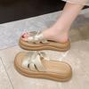 Cool Pantoletten mit dicker Sohle Damen Sommerbekleidung 2025 neue Modelle mit Röcken Feenwind Gefühl auf Scheiße treten Strand Ein-Wort-Sandalen