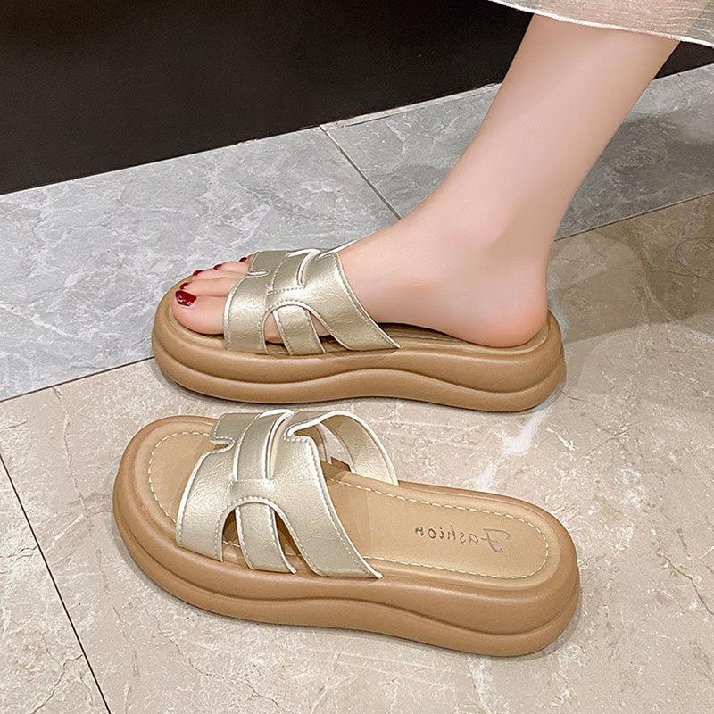Cool Pantoletten mit dicker Sohle Damen Sommerbekleidung 2025 neue Modelle mit Röcken Feenwind Gefühl auf Scheiße treten Strand Ein-Wort-Sandalen