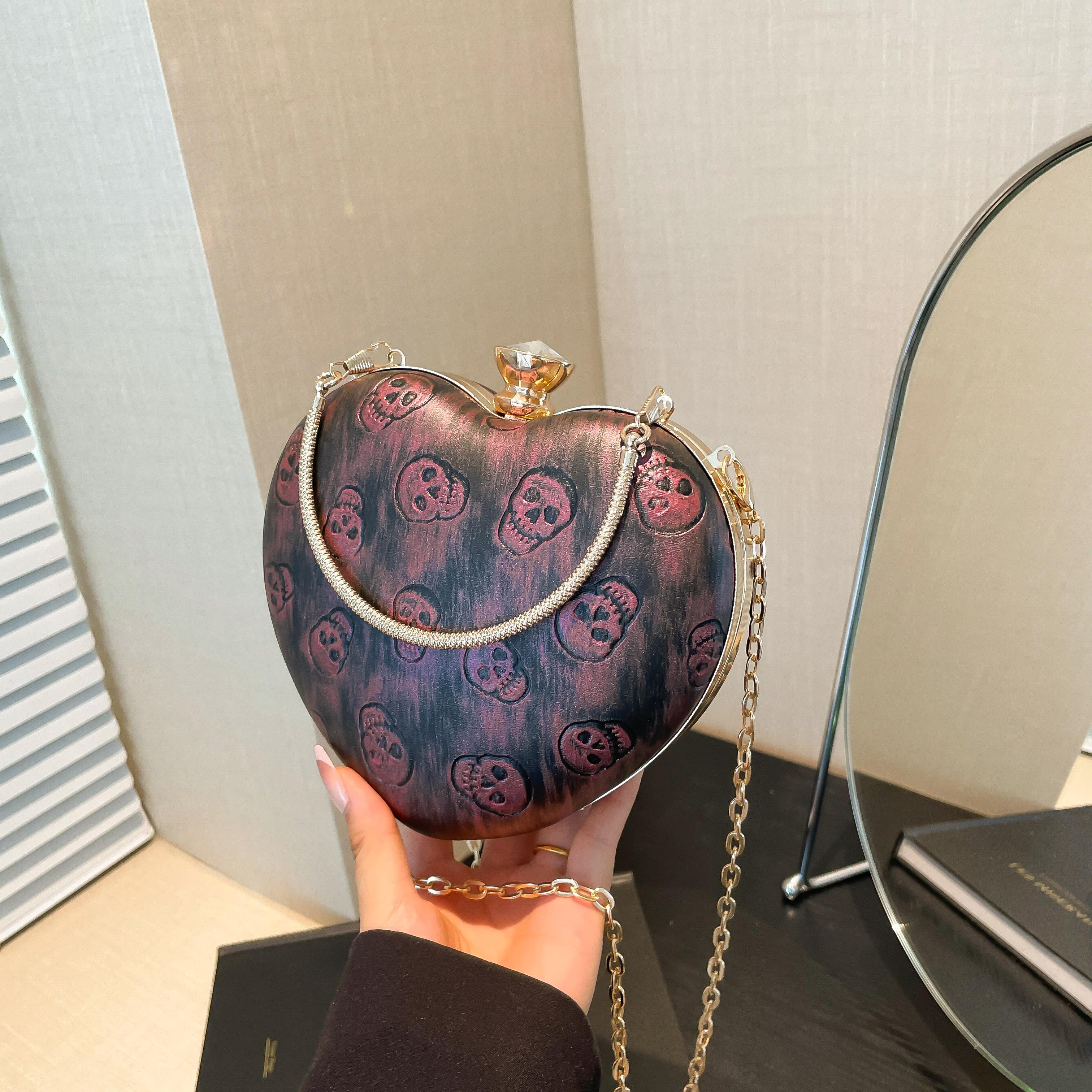 

Женская сумочка с принтом в виде черепа и гримасы в форме сердца для Хэллоуина и повседневного использования.