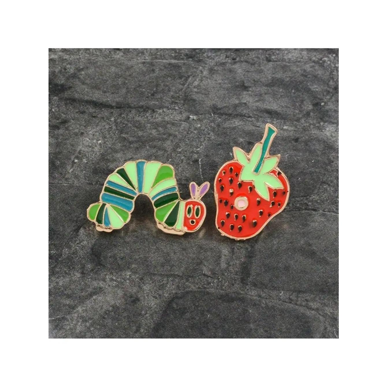 

2 шт./лот милая брошь в виде гусеницы с клубникой для девочек - мультяшный безделушка значок из сплава
