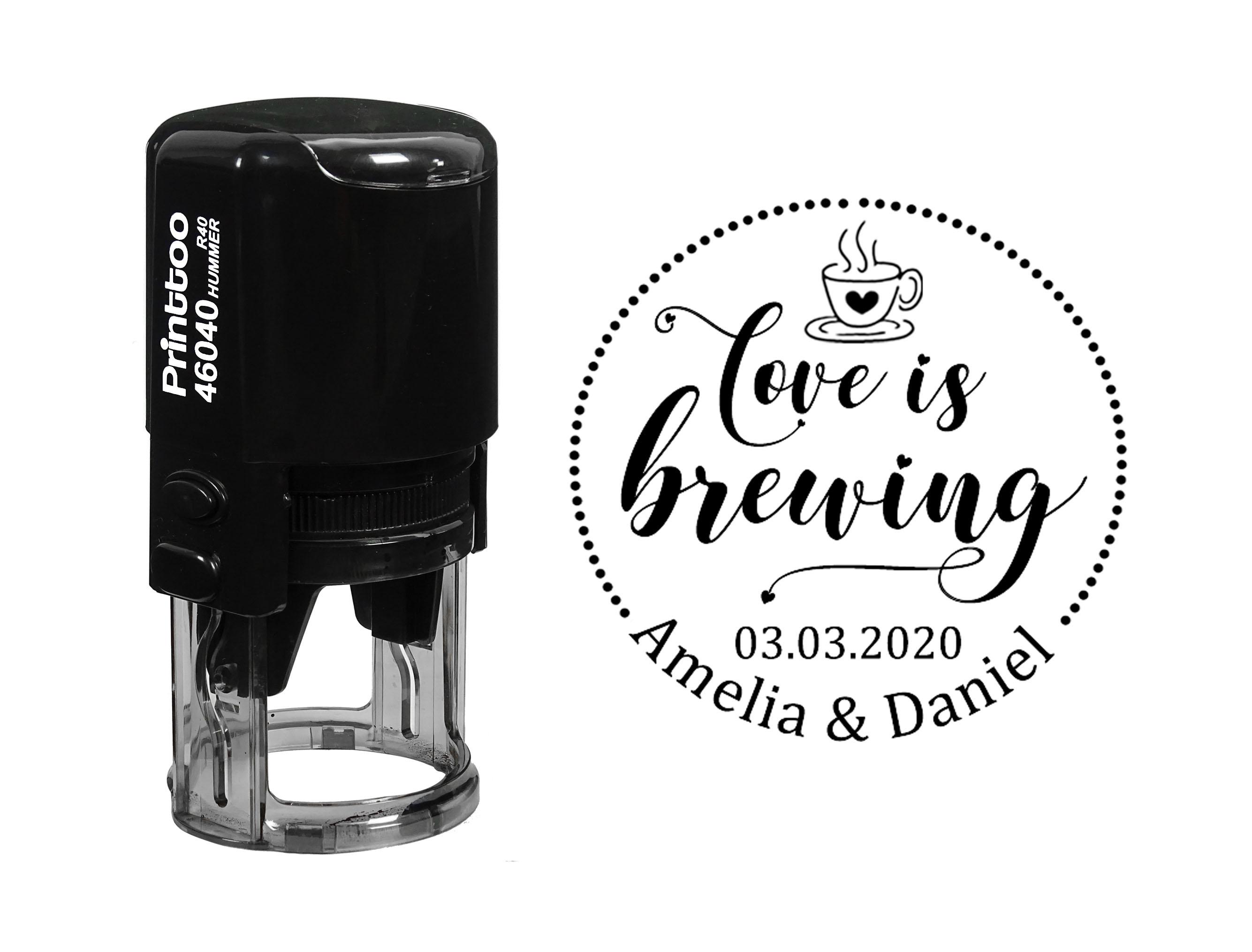 

Printtoo PersonalizedA Heavy Duty Black Self Inking Wedding Favor Round Rubber Stamp Love Is Brewing CustomA Stamper-40 40 mm Diameter чёрный