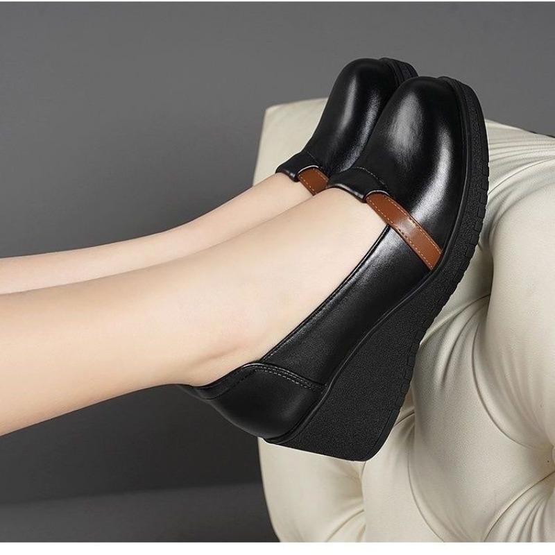Autumn Retro Soft-soled Thick-heeled Femininity Shoes Are Not Tired, and Small Leather Shoes Are Pushed On One Foot.