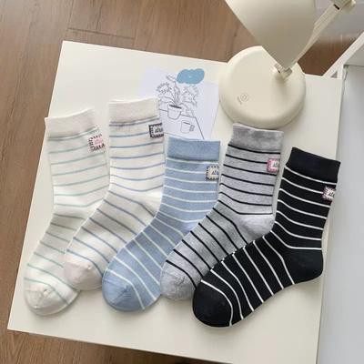 Chaussettes rayées polyvalentes pour femmes, chaussettes en coton mi-mollet, étiquette en tissu tendance, style collège, chaussettes longues confortables et respirantes