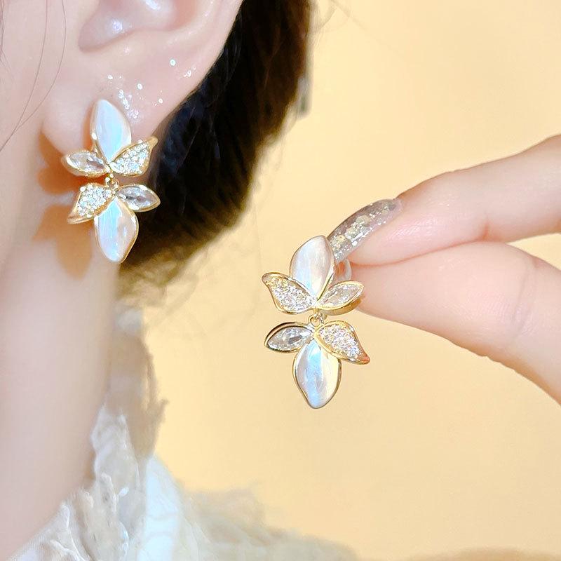 

Exquisite 2024 French Flower Stud Earrings for Women: High-End S925 Silver, Light Luxury, Perfect for Spring/Summer. лист/белый
