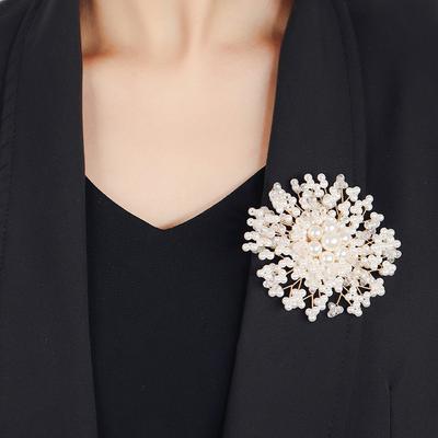 Elegant Temperament Luxury Imitation Pearl Brooch Women's Fashion Versatile Snowflake Pin High-end Atmospheric Corsage Coat Accessories