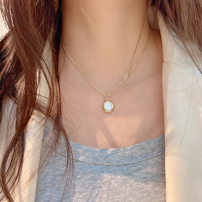 Elegant Metal Heart Clavicle Necklace for Women - Light Luxury Design