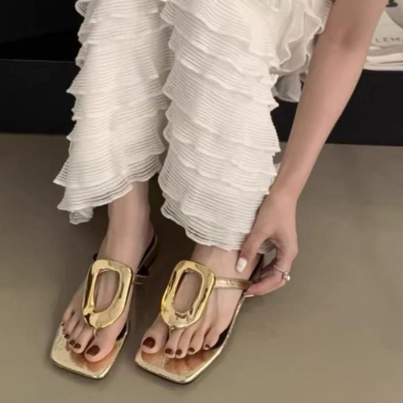 

Модные женские сандалии на низком каблуке, летние новинки, квадратный носок, перемычка между пальцами, металлическая пряжка, нескользящие, износостойкие шлепанцы 42