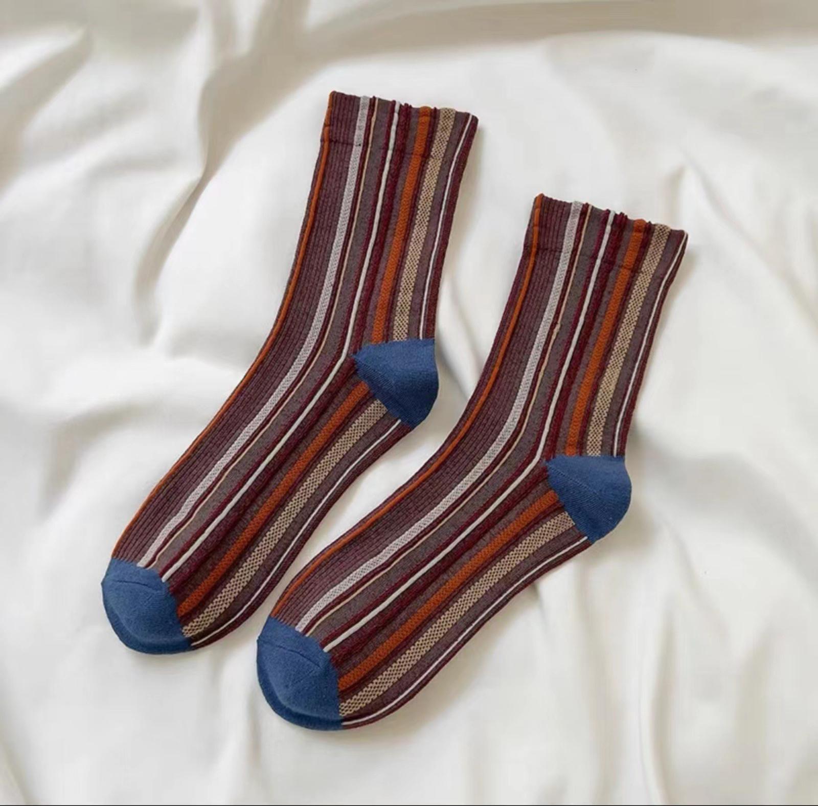 

Retro Vertical Striped Colour-Block Socks Spring/ Mid-Calf Unisex Casual Cotton Socks Trendy Colour-Block Striped Socks One Size винний