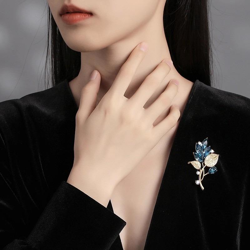 Elegante und raffinierte Orchideenbrosche für Damen, zarte und elegante Kristallbrosche, leichte Luxus- und Nischendesign-Brosche