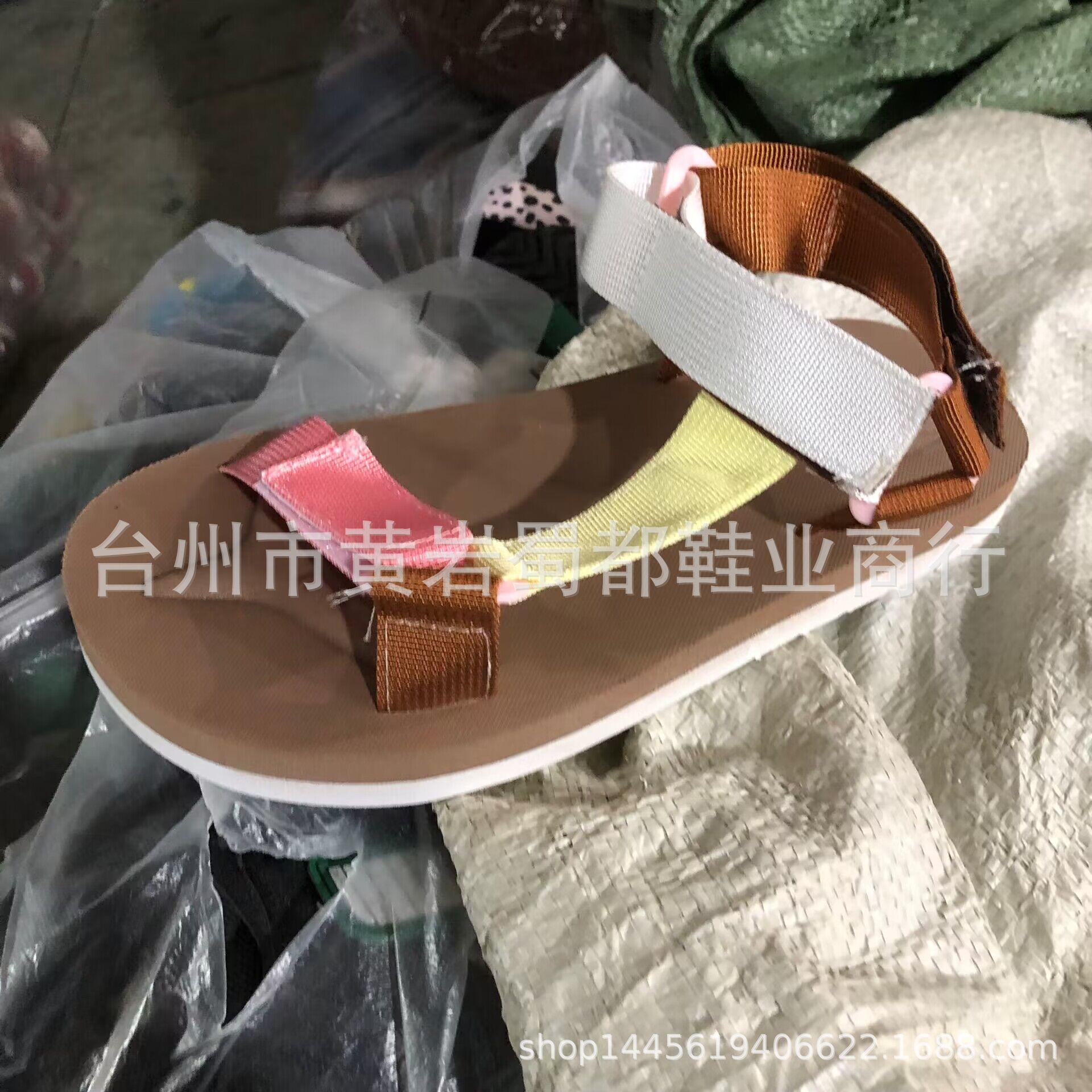 

2025 однорядные сандалии на плоской подошве с пряжкой женские летние новые цветные пляжные женские сандалии на липучках 43