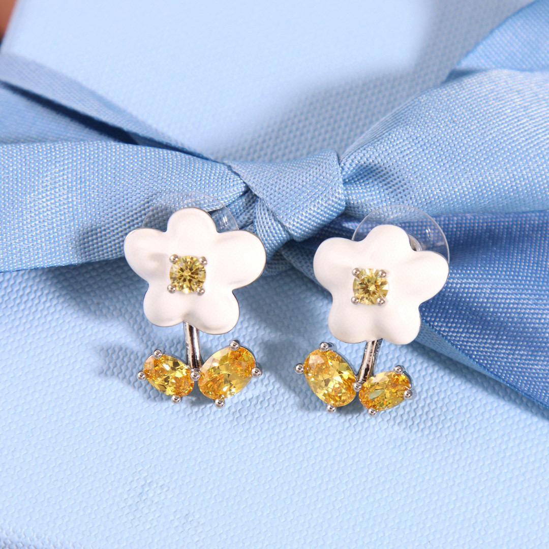 

New Hot Brand Vintage Flower Earrings for Women Gift Luxury Jewelry Fashion Copper Designer Eardrop Lady Party Stud Earrings