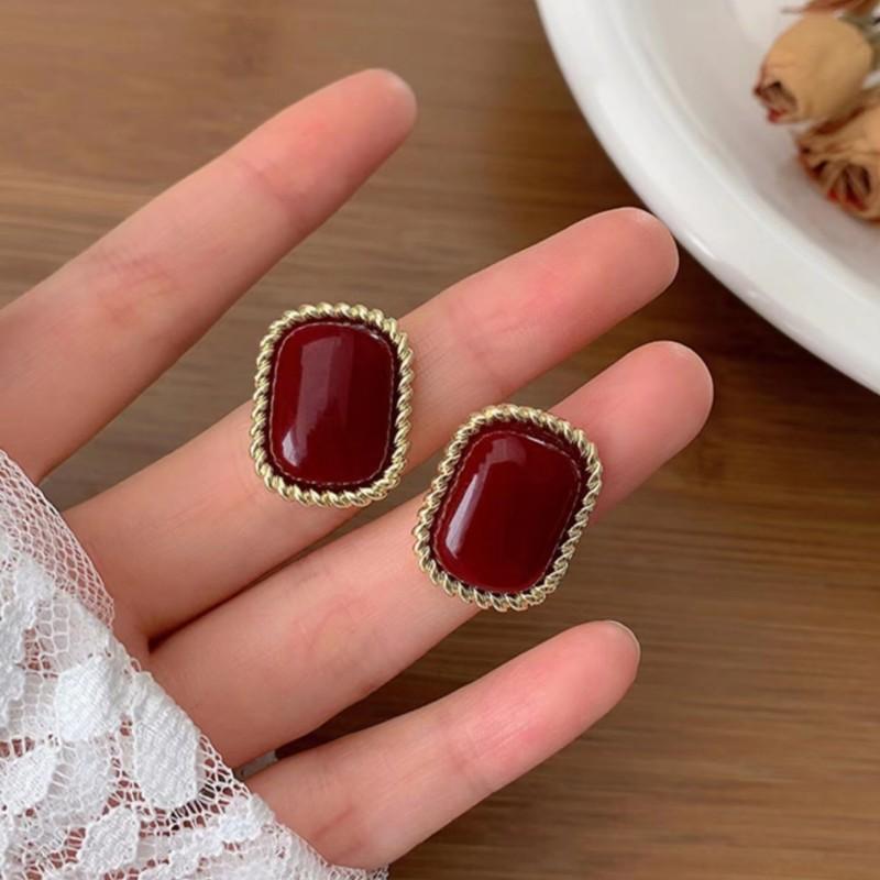 Stylish and simple square high-end stud earrings, women's geometric versatile temperament earrings, elegant and atmospheric earrings.