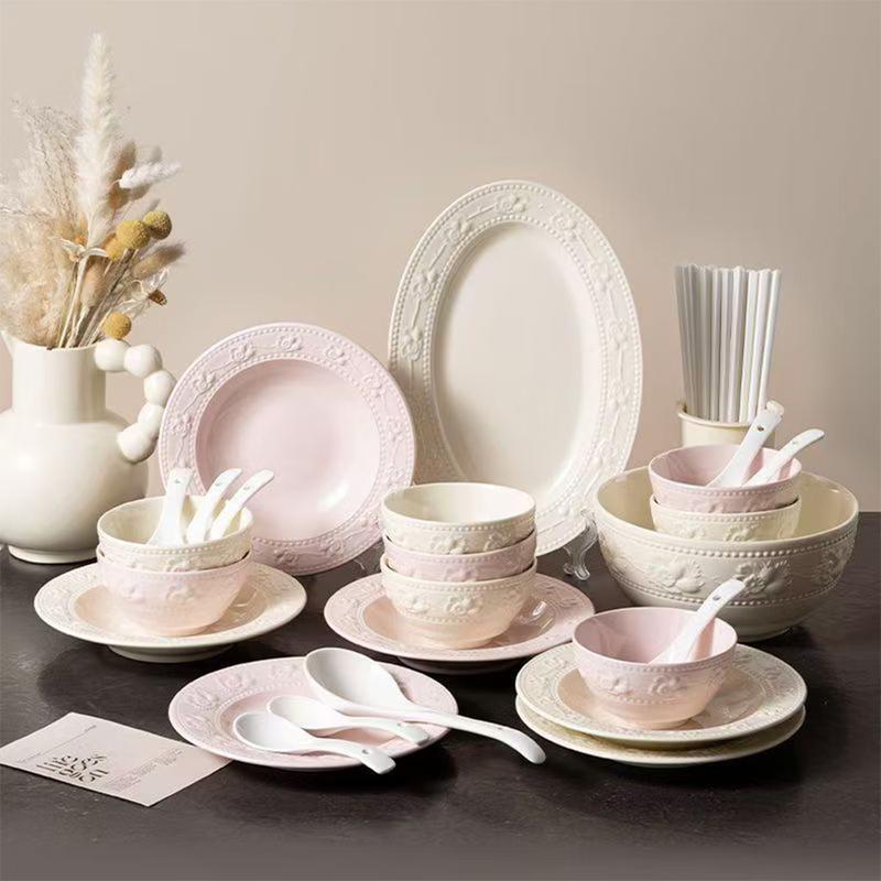 

Yu Gongzhu Embossed Strawberry 16-Piece Dinnerware Set