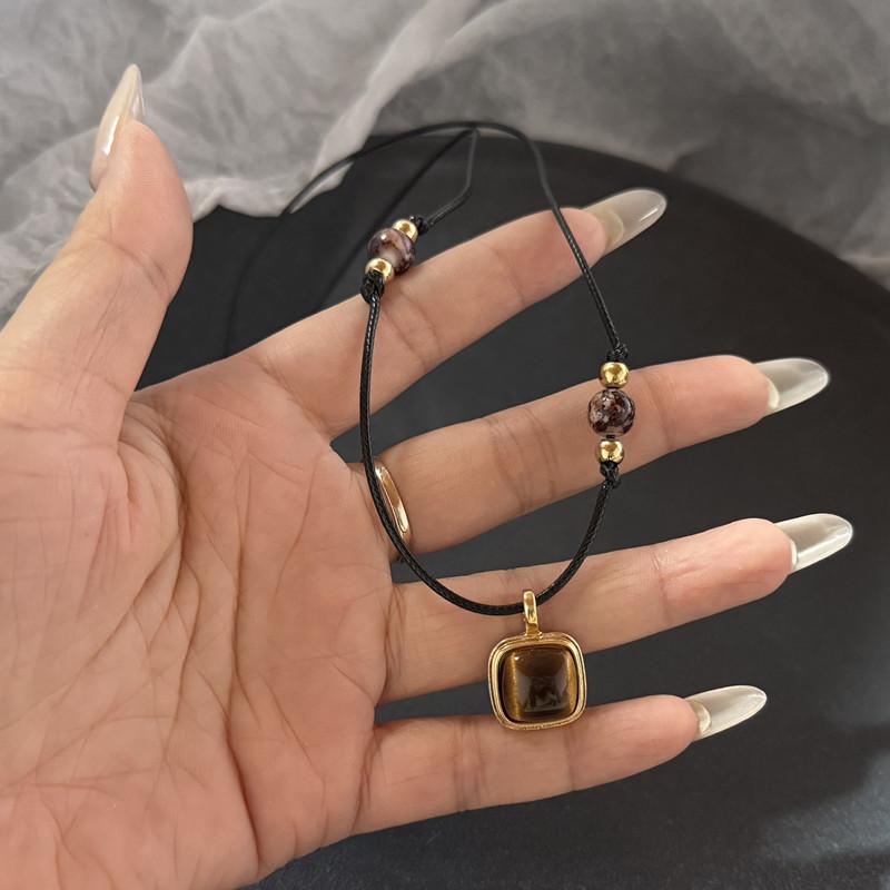 

Vintage Double-Layer Stone Sun Pendant Necklace Jewelry for Women Fashionable Vintage Style with Two Layers of Natural Stones