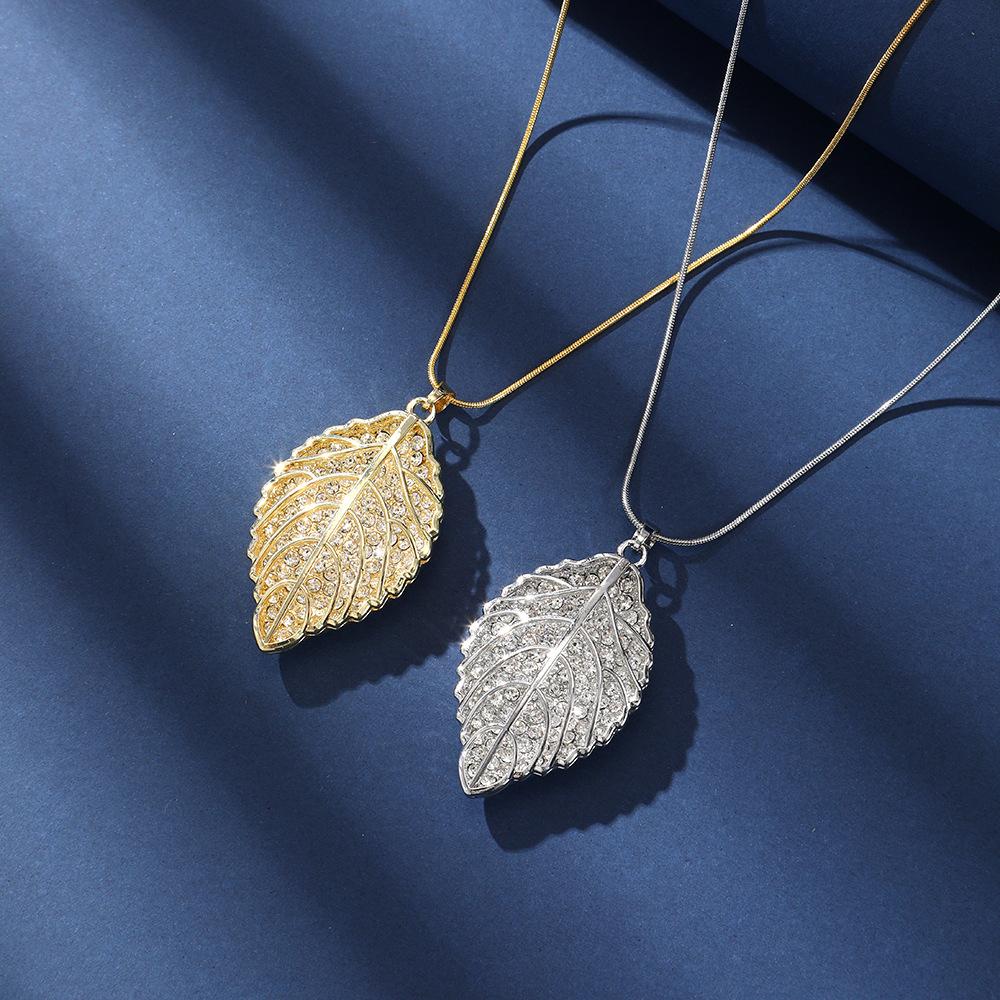 Super Flash Zircon Leaf Sweater Chain Niche Design Sense Versatile Pendant High Sense Light Luxury Clothing Accessories