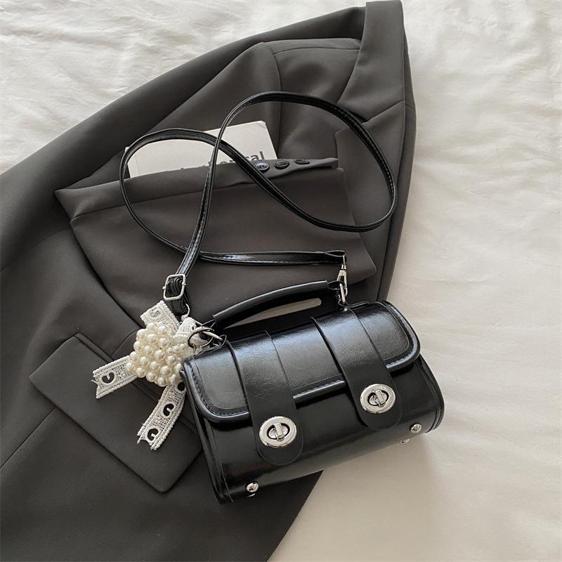 Korean Version of Niche Pillow Bag Women's Summer New Fashion Shoulder Messenger Bag High Value Portable Boston Bag