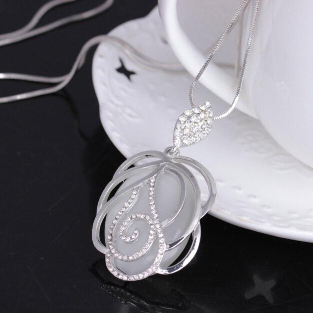Elegant Korean Style Long Sweater Necklace With Rose Pendant And Platinum Finish