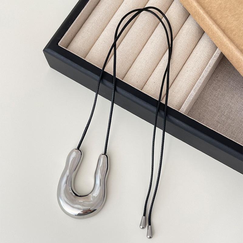 Vintage Red Black Enamel U-Shaped Pendant Necklace for Women Fashion Adjustable Long Leather Rope Sweater Chain Jewelry Gift