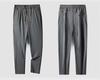 Herren-Freizeithose aus Stretch-Eisseide – bequemer elastischer Bund, lockere, dünne, gerade, lange Passform für Männer mittleren Alters und junge Männer.
