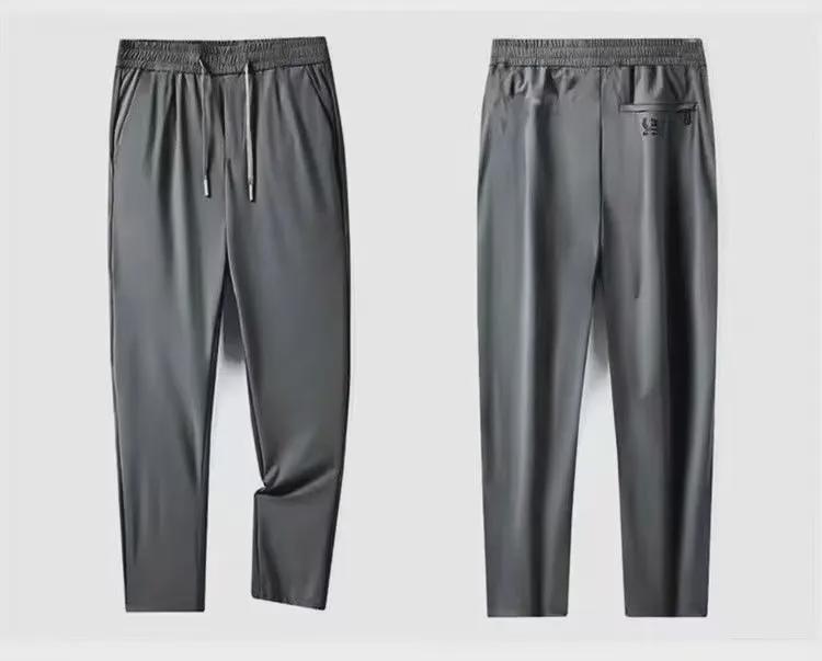 Herren-Freizeithose aus Stretch-Eisseide – bequemer elastischer Bund, lockere, dünne, gerade, lange Passform für Männer mittleren Alters und junge Männer.