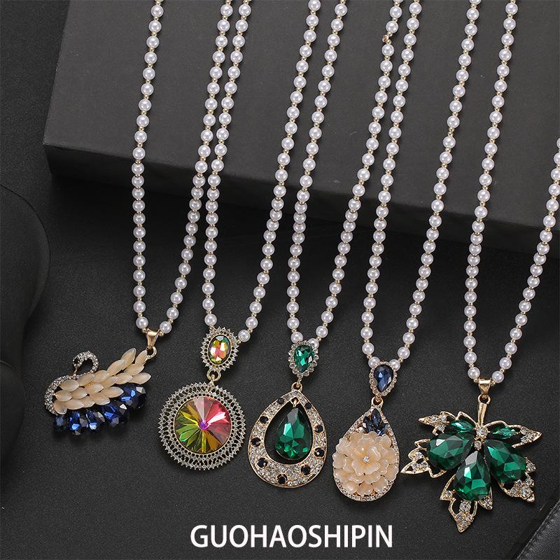 Korean Fashion Flower Sweater Chain Necklace - Autumn/Winter Women's High-End Cat's Eye Camellia Pendant.