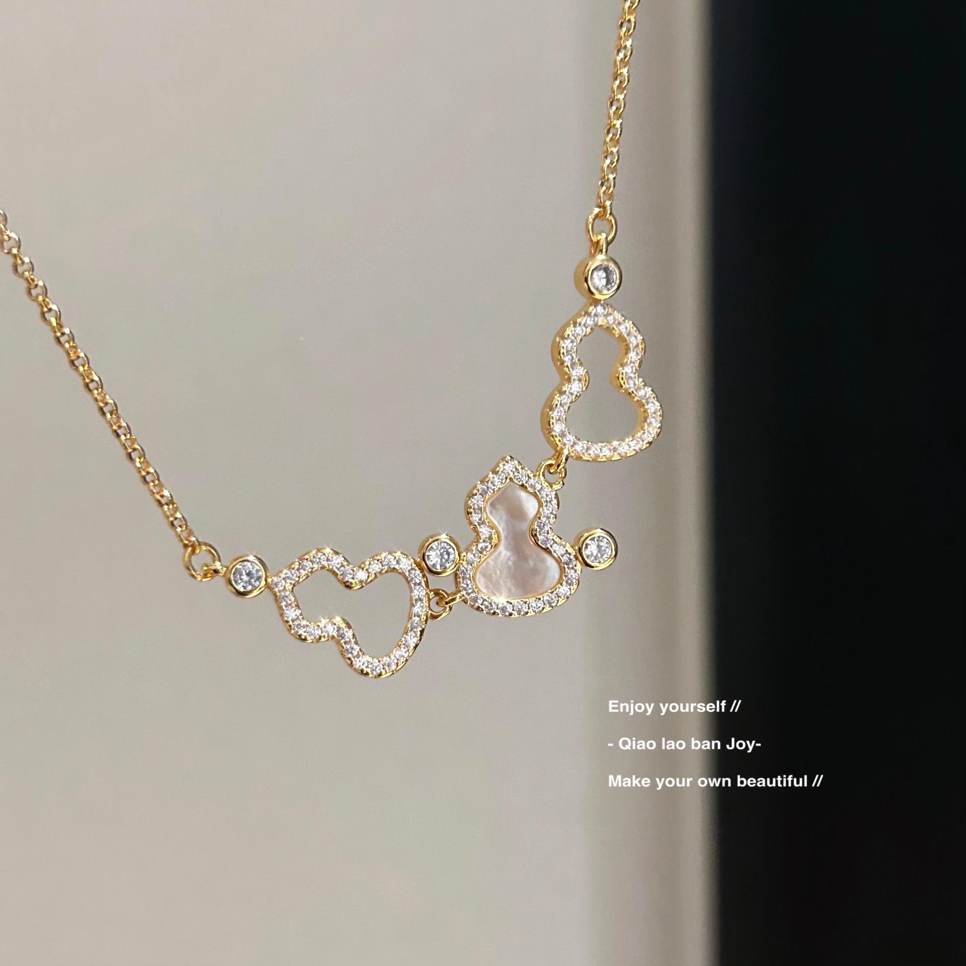 

Gourd Necklace: White Mother-of-Pearl & Burgundy Gold on Luxurious Clavicle Chain with Sparkling Diamond Texture