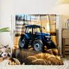 Un trattore blu in campi di grano dorato sotto un cielo al tramonto con nuvole. coperta per tutte le stagioni coperta per pausa pranzo regalo