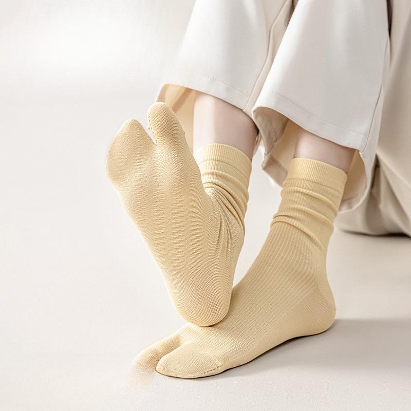 Two-toe Socks for Women, Solid Color, Anti-pilling, Breathable, Boneless Seam Split Toe Socks with Pig's Hoof Shoes, Mid-calf Socks