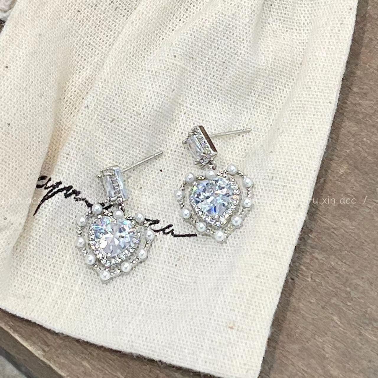 

Серьги с персиковым сердцем из циркона и жемчуга: Элегантные, универсальные клипсы E0155