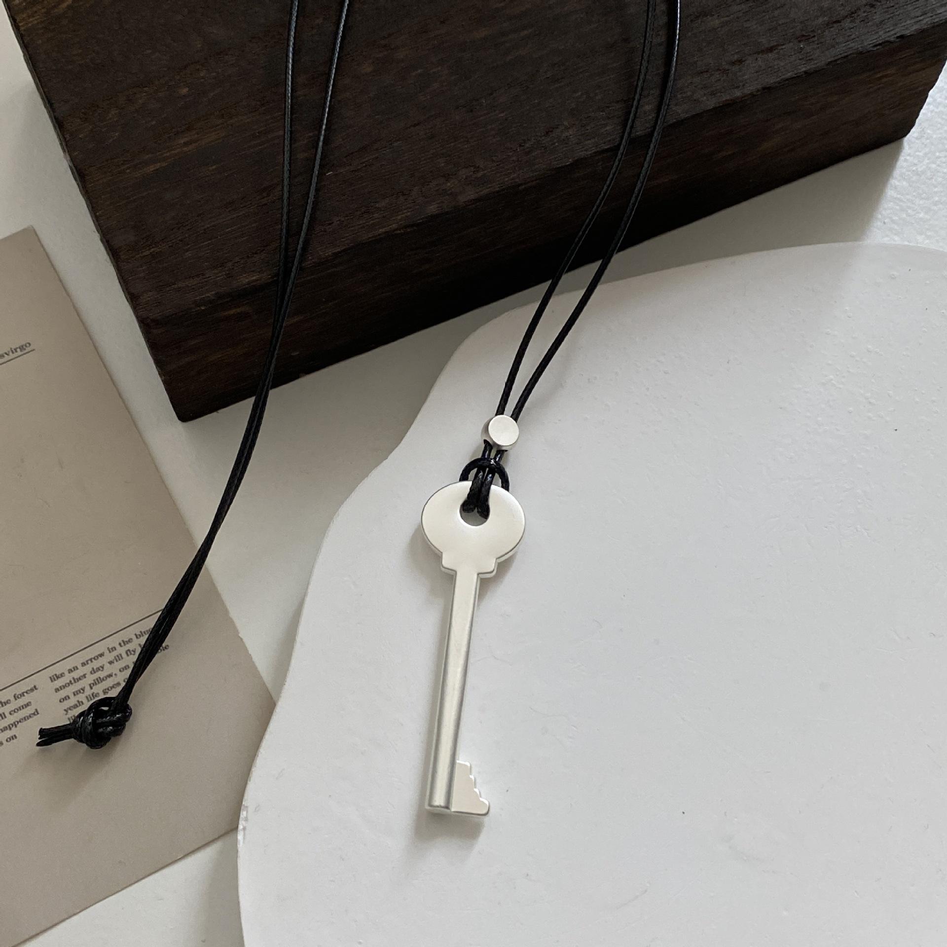 

Metal Key Shaped Pendant Necklace for Women Girls Simple Long Wax Rope Sweater Chain Fashion Accessory New Gifts 2026