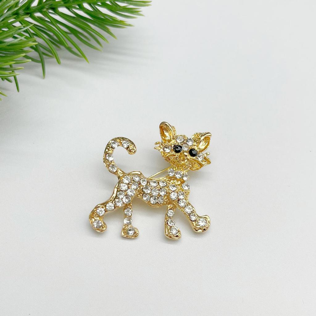 Cat's Eye Zircon Brooch: Small Cat-Shaped Clothing Pin for Anti-Exposure, Korean Dongdaemun Lapel Design.