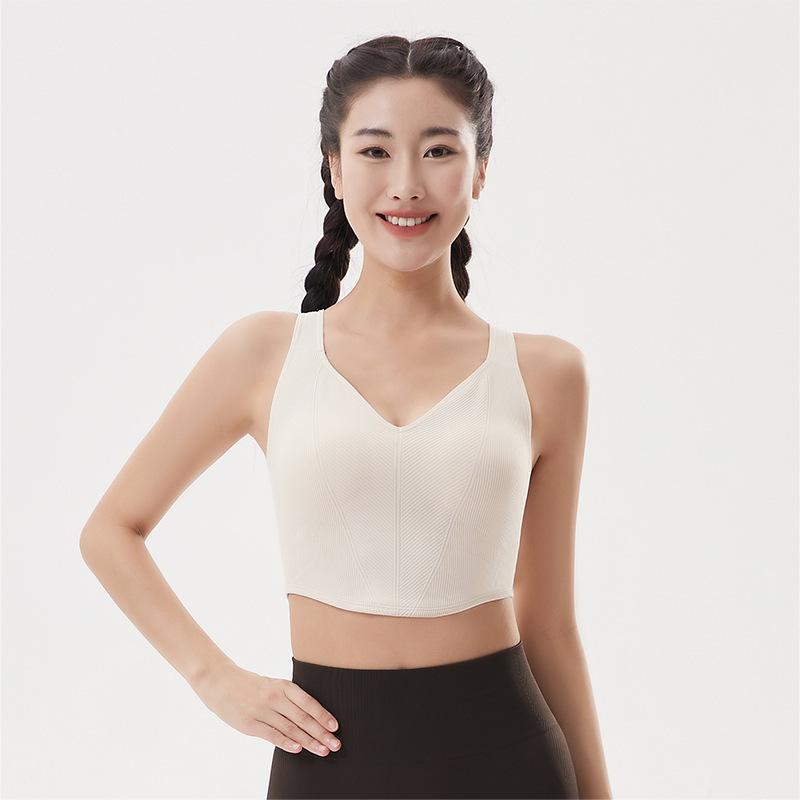 

Спортивный топ с V-образным вырезом и нагрудными вкладышами - Модный топ для йоги и фитнеса Medium белый