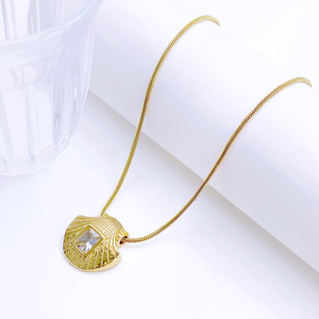Fashion Design Shell Square Diamond Necklace Female Personality Simple Temperament Titanium Steel Clavicle Chain Versatile And Does Not Fade