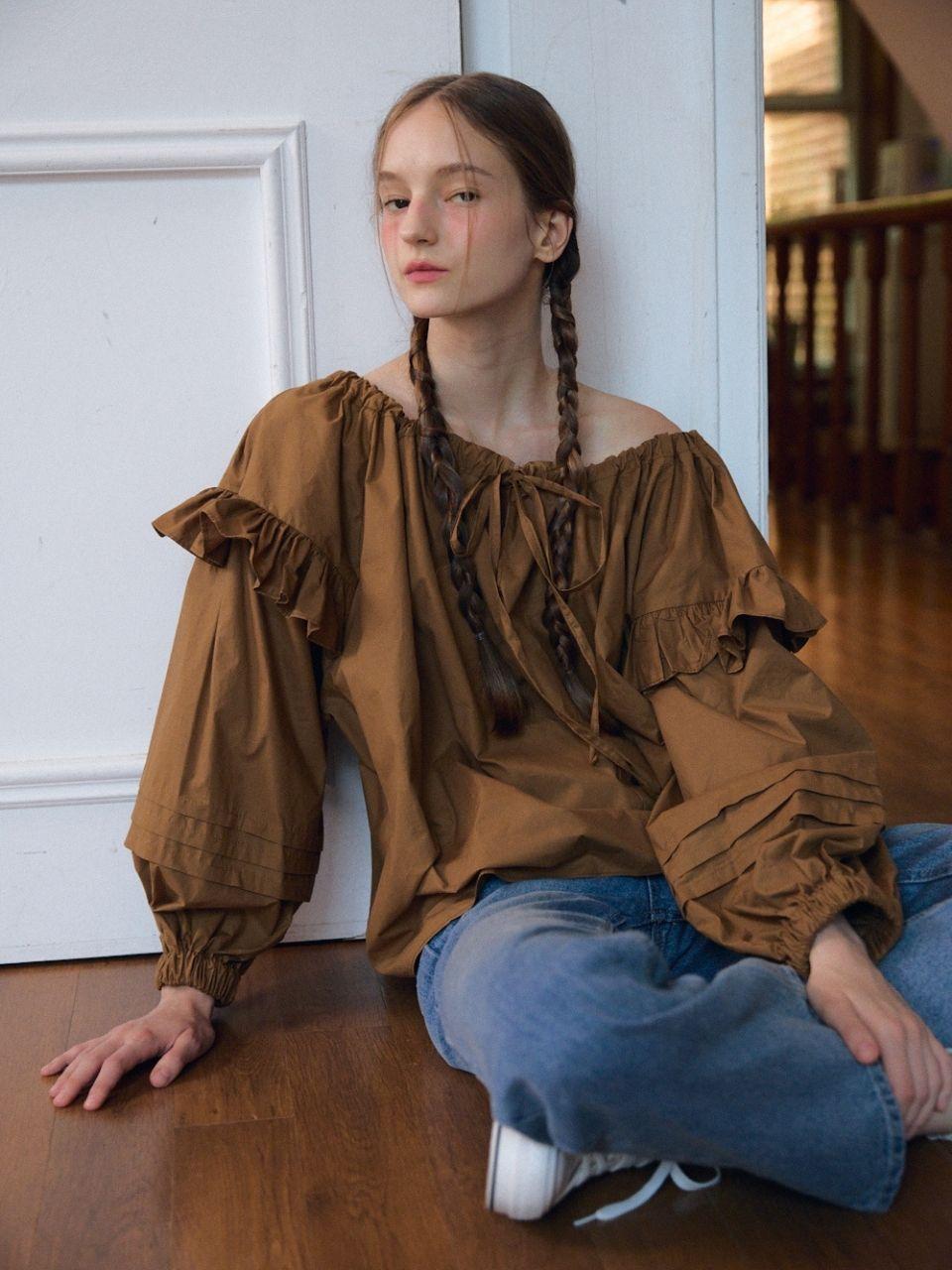 Fabric Seoul Pintuck Frill Off-Shoulder Blouse_Brown
