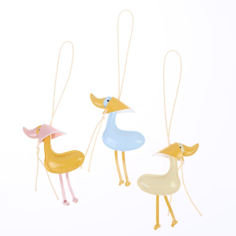 Creative Scarf Duck Duck Duckling Car Keychain Pu Leather Bag Pendant Pendant Car Keychain Decoration With Cute Keychain