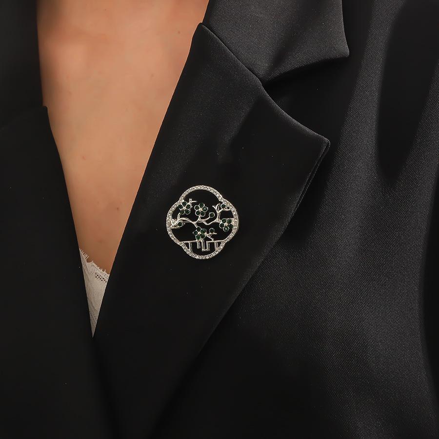 Female Fashion Retro Chinese Style Hollow Plum Blossom Brooch