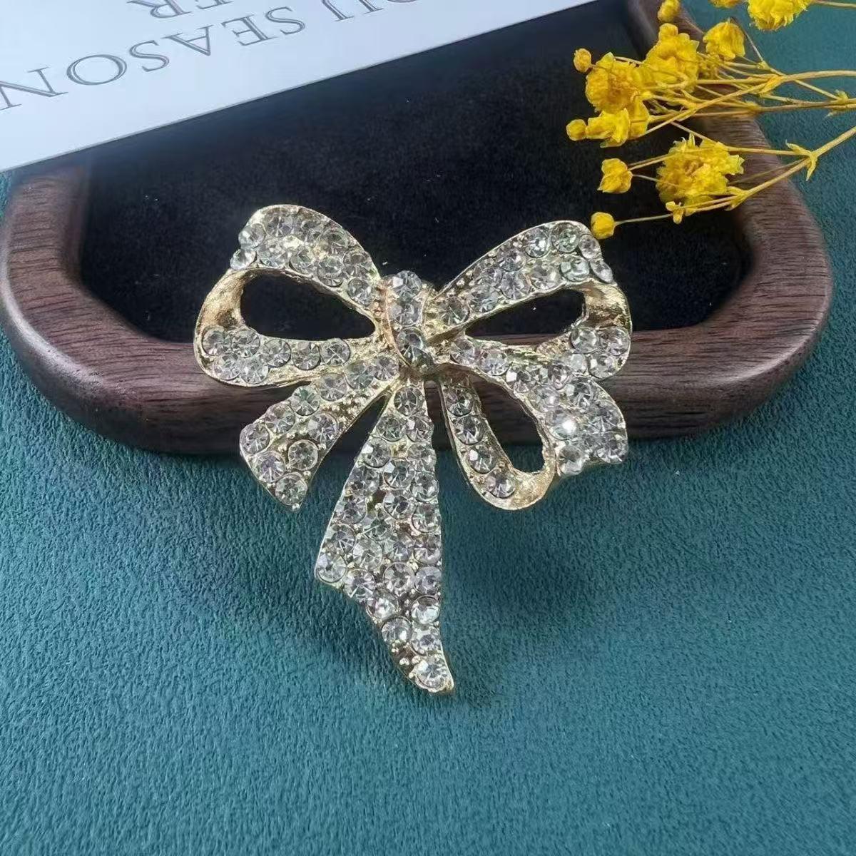 Chic Retro Rhinestone Bow Brooch: Women s Luxury Fashion Accessory