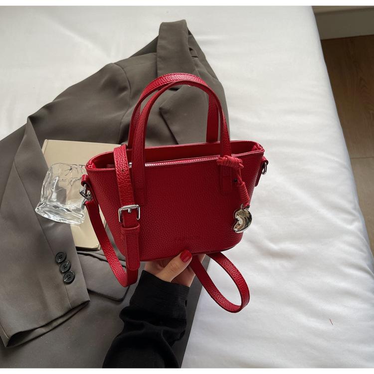 Casual and simple portable bucket bag women's 2025 summer new fashion versatile trend niche design shoulder messenger bag