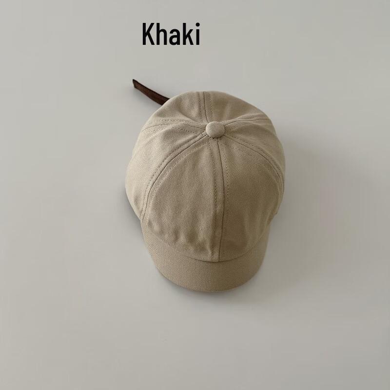Jednokolorowa czapka bejsbolówka dla dziecka na zewnątrz