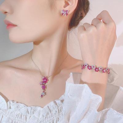 Set di Gioielli di Lusso da Donna Huayoumei: Orecchini a lobo a forma di fiore in Corindone Rosso e Zirconia, Bracciale e Collana per Clavicola