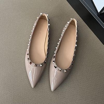 Temperamento francese Xiaoxiang brezza serale scarpe a punta singola da donna con scollatura bassa 2024 nuove scarpe basse primavera e autunno borchie scarpe da donna